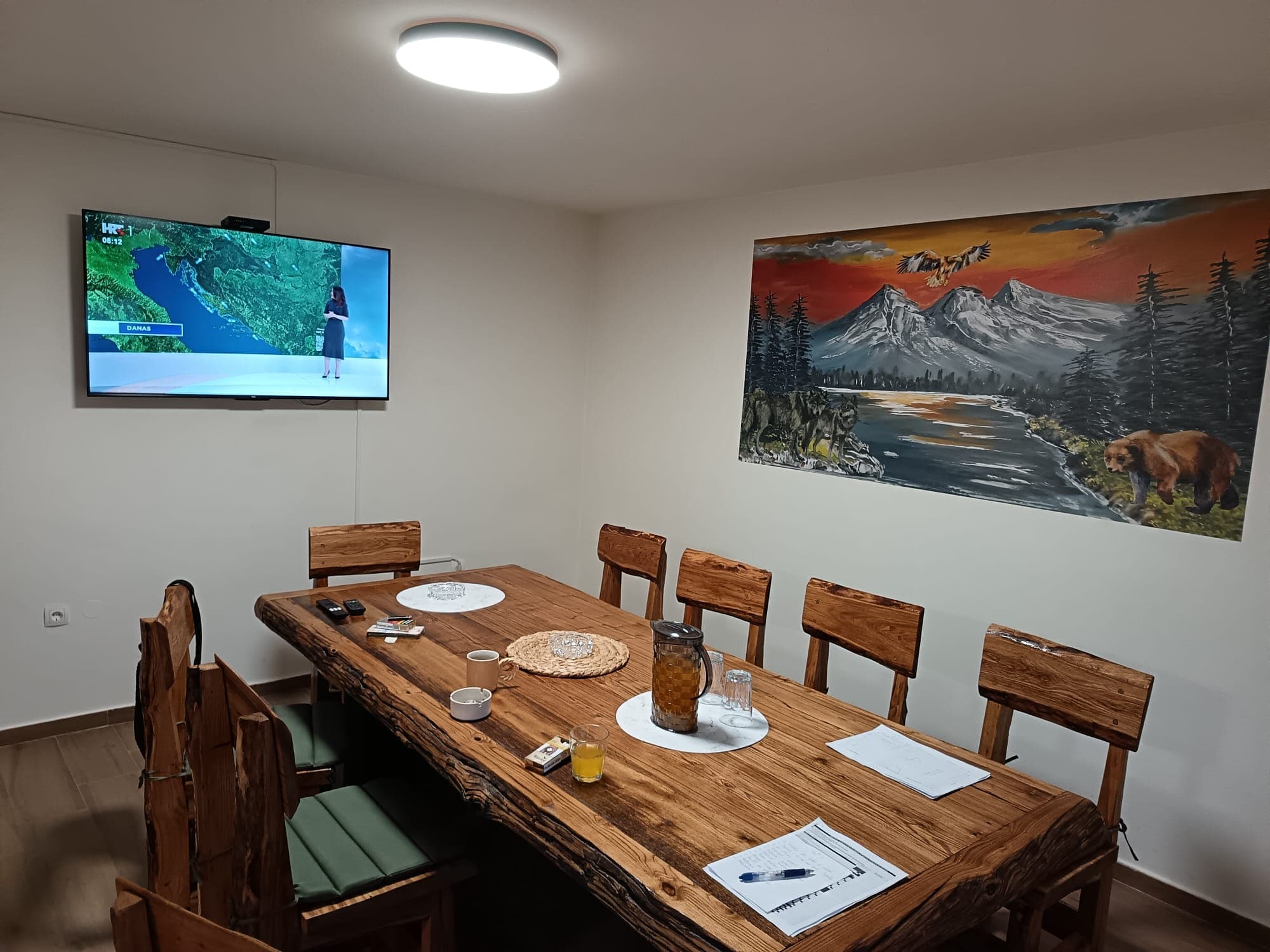 Prizemlje – prostor za druženje s hrastovim stolom