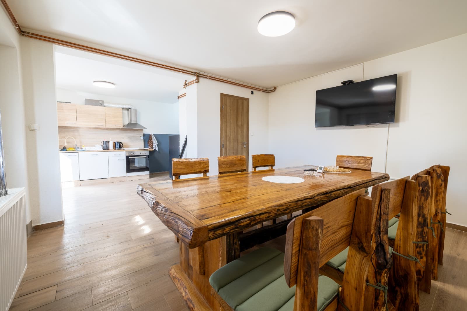 2) Prizemlje: priprema obroka i druzenje 3 3