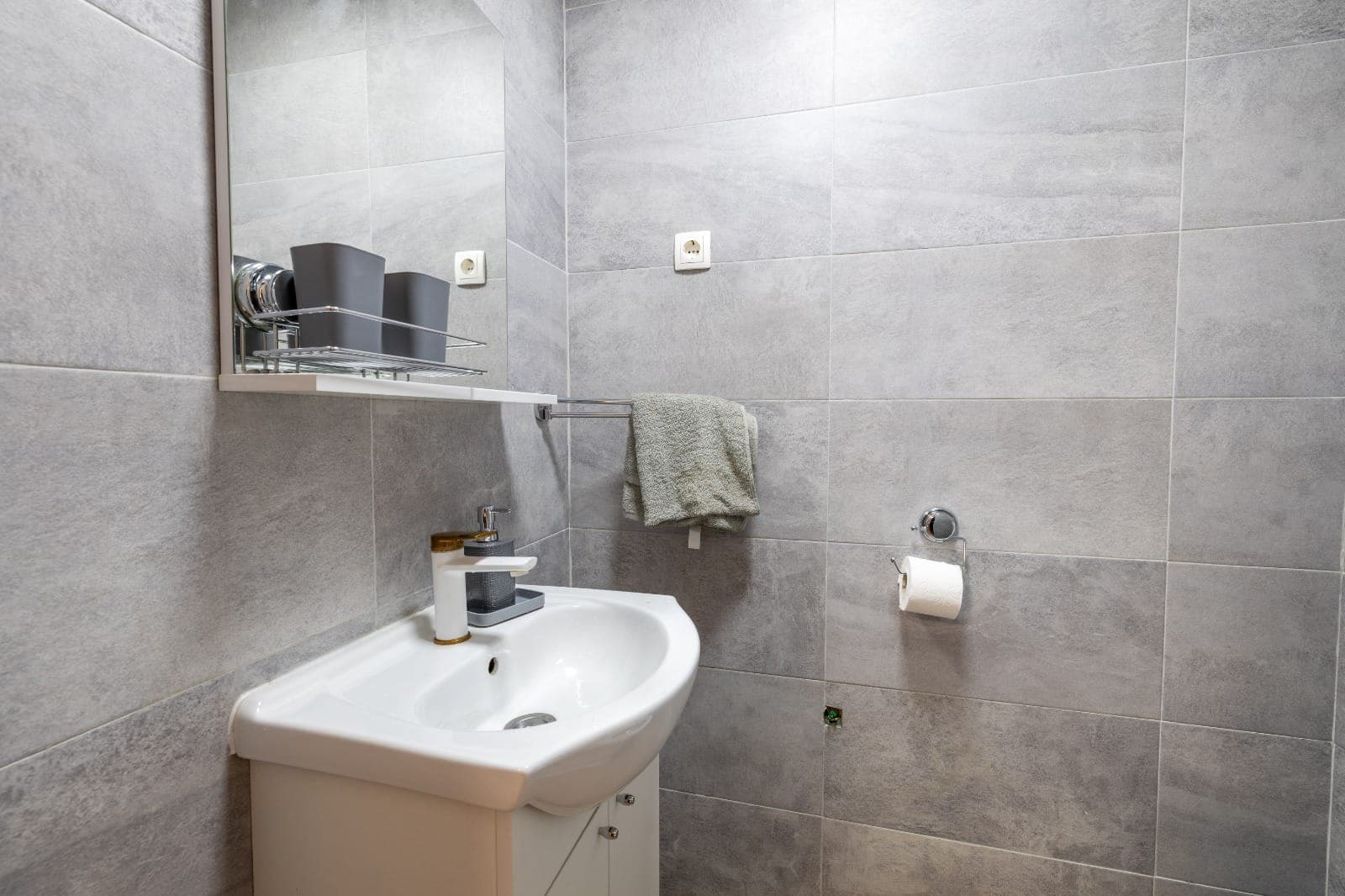 2) Prizemlje: priprema obroka i druzenje 6 6